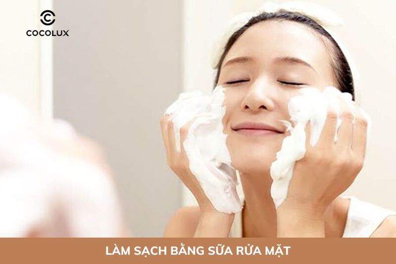 Làm sạch da mặt bằng sữa rửa mặt dịu nhẹ vào ban ngày
