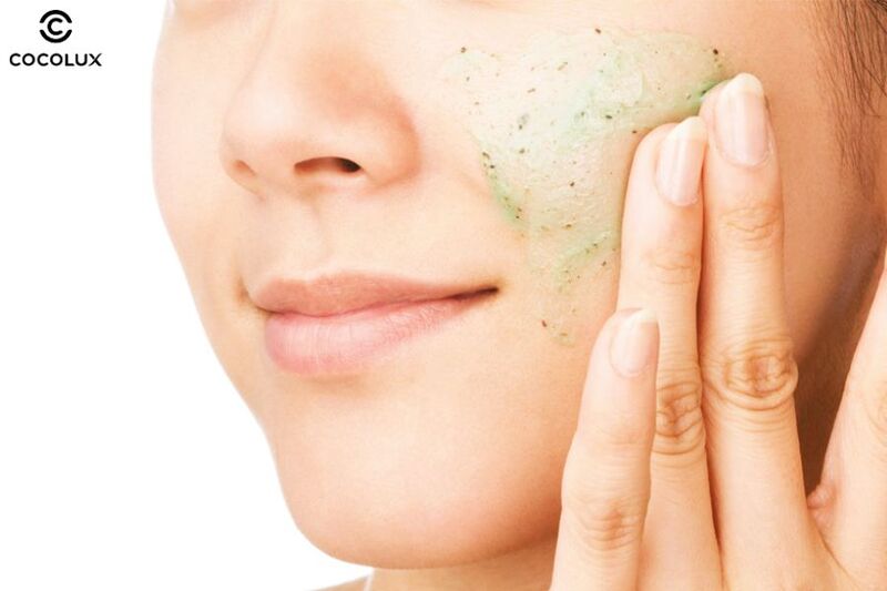 Massage nhẹ nhàng bằng các đầu ngón tay để lấy đi tế bào chết mà không làm tổn thương da 