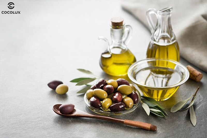 Dầu Oliu giúp loại bỏ sạch sẽ tế bào chết xỉn màu, đồng thời làm mềm và làm mịn da cơ thể