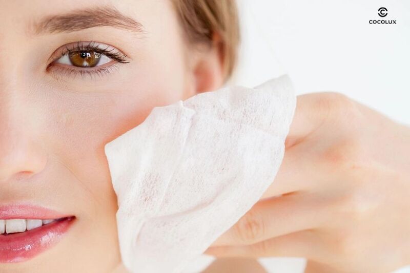 Kh&ocirc;ng t&acirc;̉y trang trước khi đi ngủ