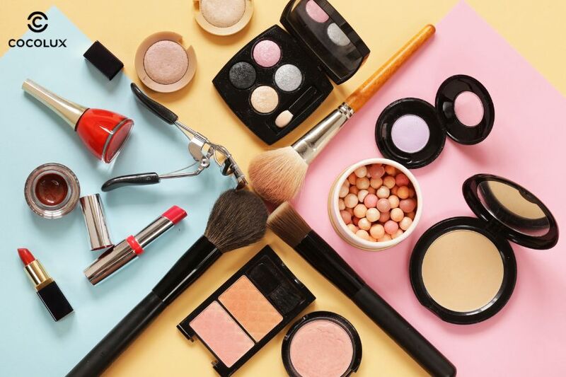 Chọn các sản phẩm makeup với bảng thành phần an toàn, phù hợp với làn da mụn