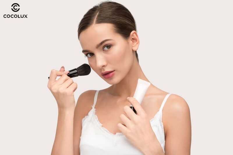 Kem lót hoạt động như một màng chắn hoàn hảo giúp bảo vệ da mụn 