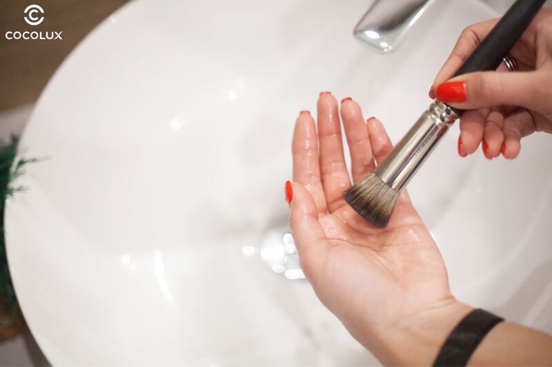 Vệ sinh dụng cụ makeup đều đặn mỗi tuần