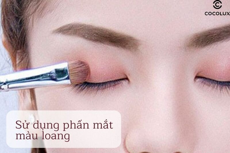 Sử dụng phấn mắt màu loang 