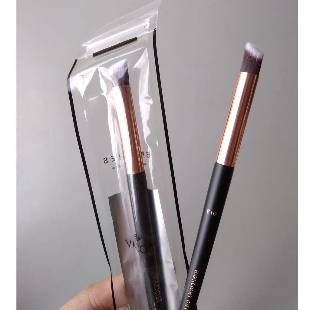 Cọ Tán Phấn Mắt Vacosi Highlight Diffuser Brush - E10
