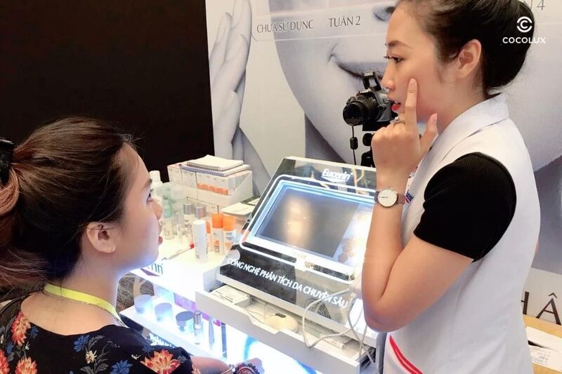 Eucerin thường xuy&ecirc;n tổ chức c&aacute;c buổi soi da cho kh&aacute;ch h&agrave;ng