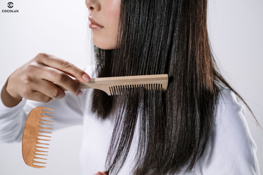 Lược răng thưa giúp chải tóc uốn dễ dàng mà không làm bung lọn tóc