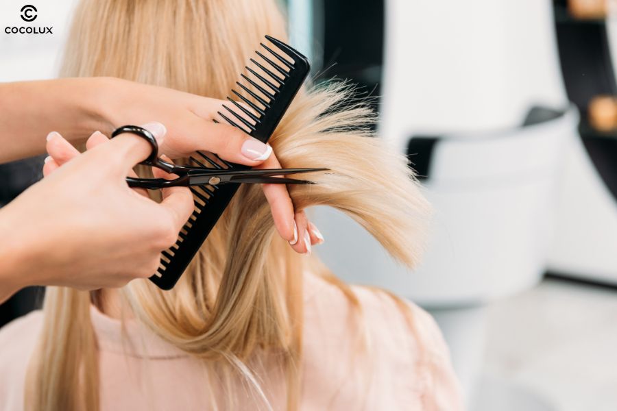 Tóc uốn cần được cắt tỉa đều đặn để duy trì độ phồng và ngăn chẻ ngọn