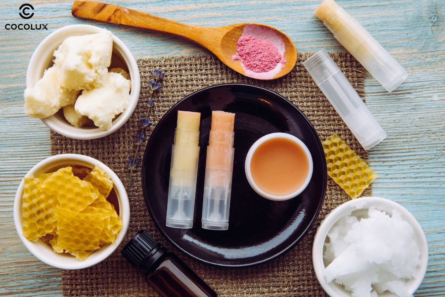 Tự làm son dưỡng môi từ dầu dừa và mật ong giúp bạn kiểm soát thành phần và bảo vệ môi an toàn