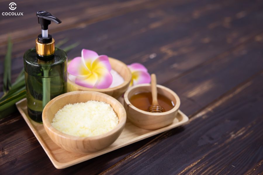 Muối và mật ong giúp làm sạch da đầu mà vẫn giữ độ ẩm, tạo điều kiện tốt cho tóc mọc đều