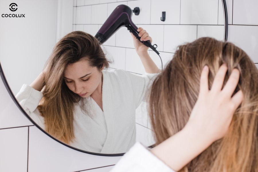 Tránh gội đầu bằng nước quá nóng, lạm dụng máy sấy và tạo kiểu nhiệt cao