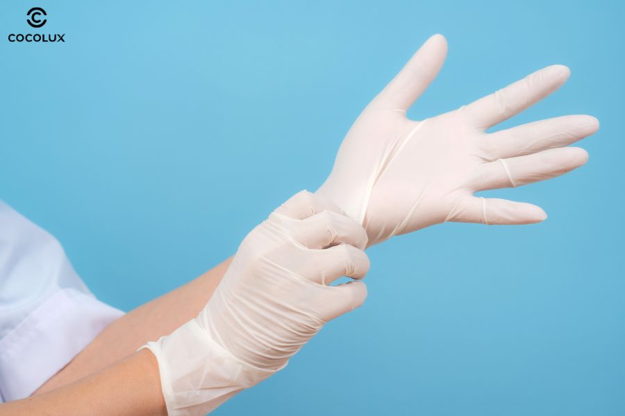 Đeo găng tay và sử dụng khăn che để bảo vệ da khỏi thuốc nhuộm