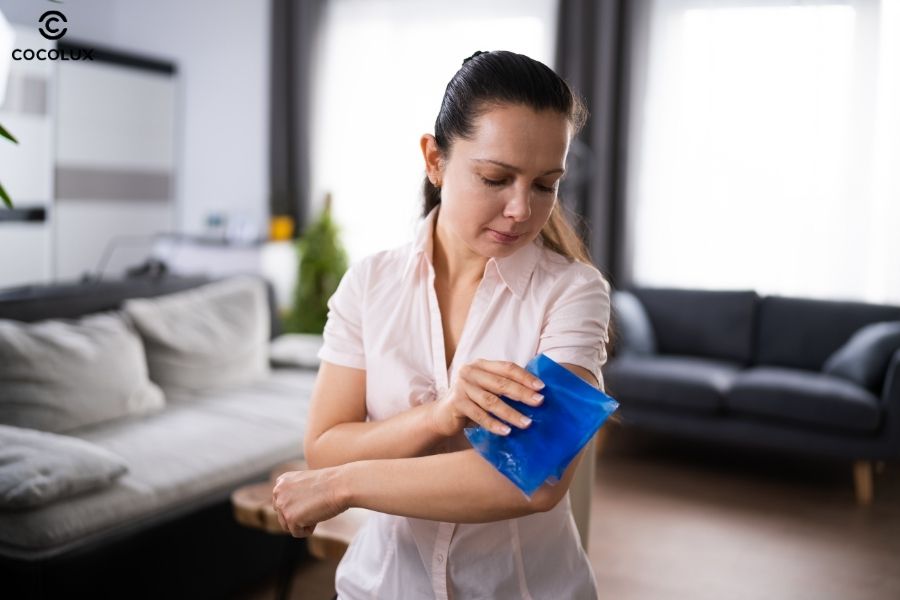 Dùng kem dưỡng hoặc chườm lạnh giúp làm dịu kích ứng