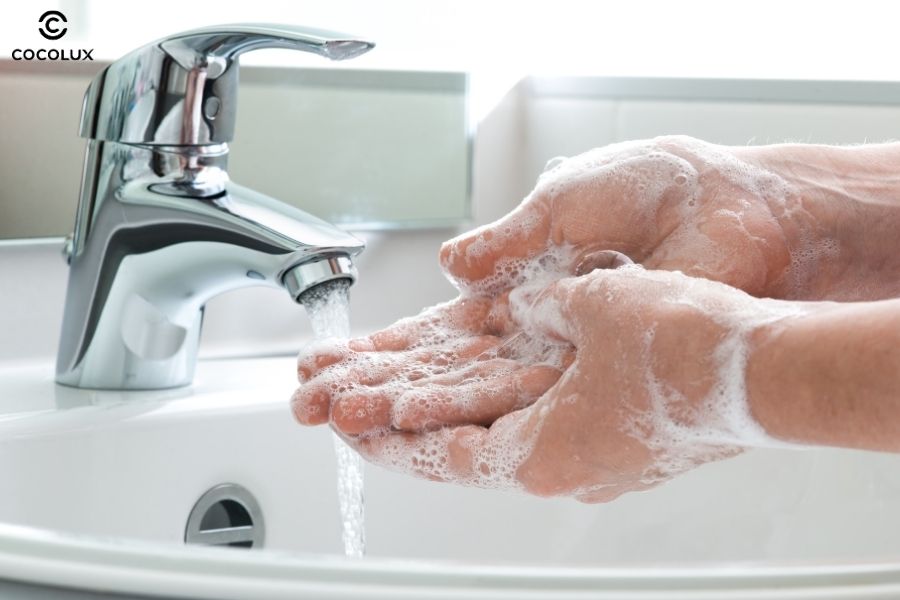 Rửa ngay bằng nước ấm và xà phòng