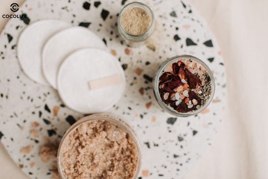 C&aacute;ch trị t&oacute;c bết bằng tẩy tế b&agrave;o chết gi&uacute;p l&agrave;m sạch s&acirc;u gi&uacute;p da đầu th&ocirc;ng tho&aacute;ng hơn