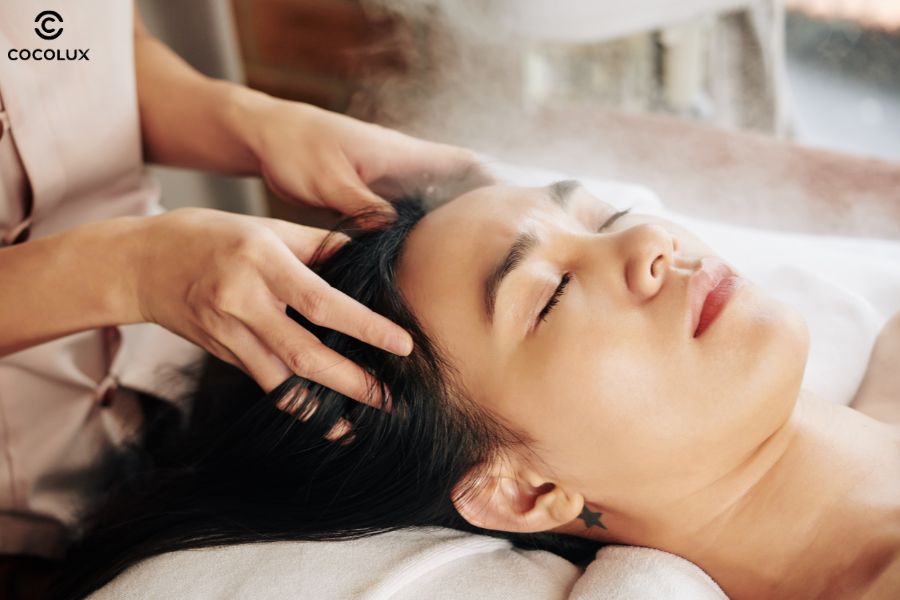 Massage nhẹ nh&agrave;ng gi&uacute;p l&agrave;m sạch da đầu m&agrave; kh&ocirc;ng g&acirc;y k&iacute;ch ứng