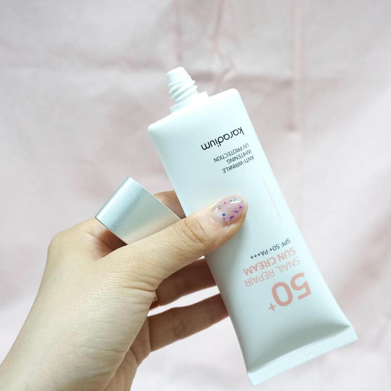 Kem Chống Nắng Karadium Snail Repair Sun Cream SPF 50+ PA+++ Nâng Tông Da 70ML