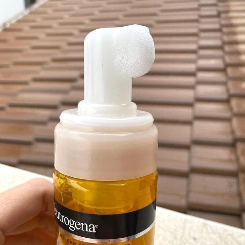 Sữa Rửa Mặt Neutrogena Curcuma Clear 150ml