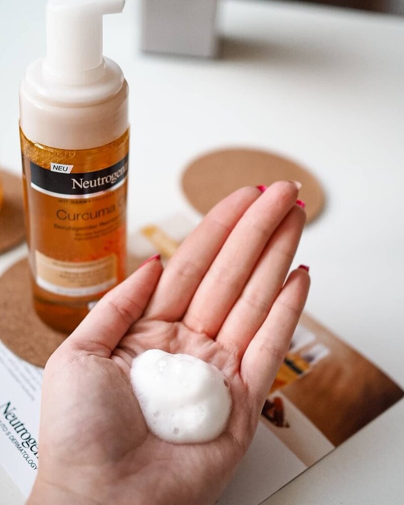 Sữa Rửa Mặt Neutrogena Curcuma Clear 150ml