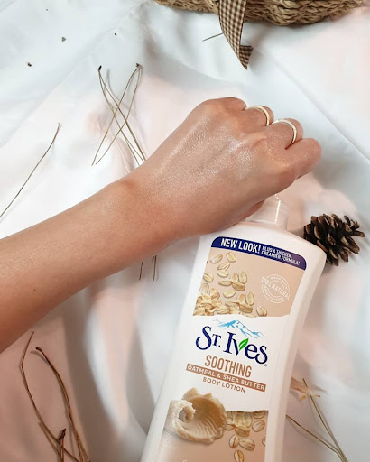 Sữa Dưỡng Thể ST.IVES Bơ Hạt Mỡ & Yến Mạch 621ml