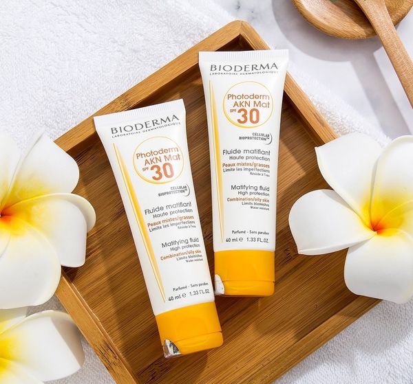 Kem Chống Nắng Bioderma Photoderm AKN Mat Dành Cho Da Dầu Mụn SPF30 40ml