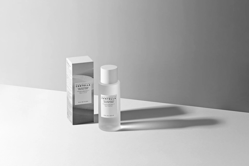Nước Hoa Hồng Skin1004 Madagascar Centella Tone Brightening Boosting Toner Rau Má Dưỡng Sáng Da 210ml