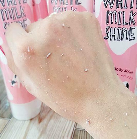 Tẩy Tế Bào Chết Body Cathy Doll White Milk Shine Sáng Da Sữa Bò 320ml