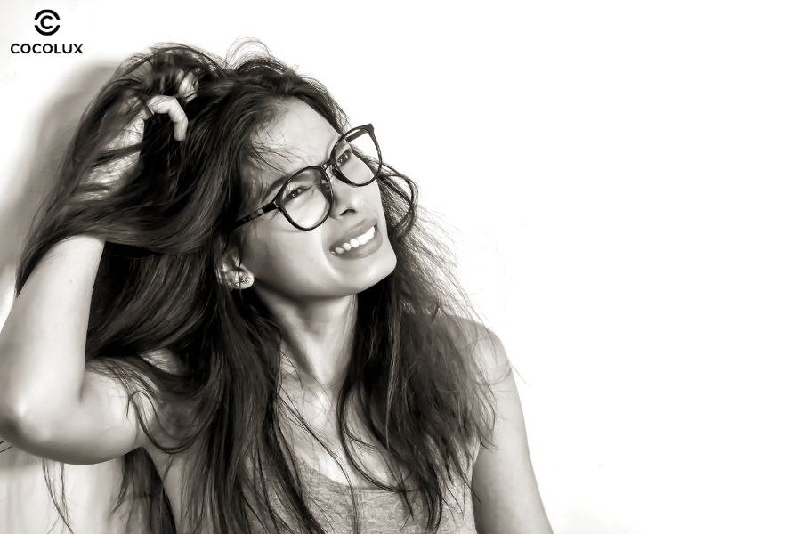 Da đầu nhiều g&agrave;u v&agrave; ngứa ng&aacute;y kh&oacute; chịu l&agrave; những triệu chứng thường gặp ở nấm da đầu