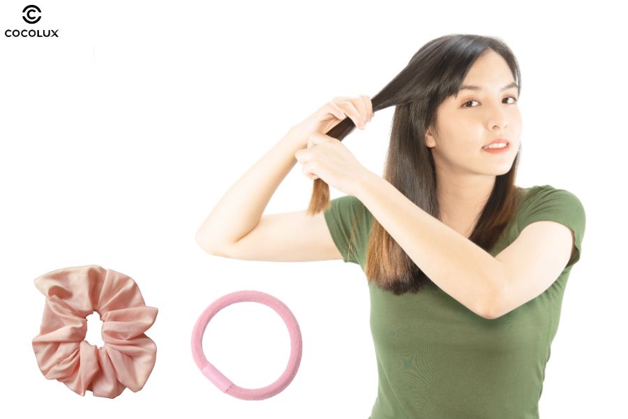 Buộc tóc thành nhiều đoạn bằng dây thun mềm là cách làm thẳng tóc đơn giản và không gây tổn thương