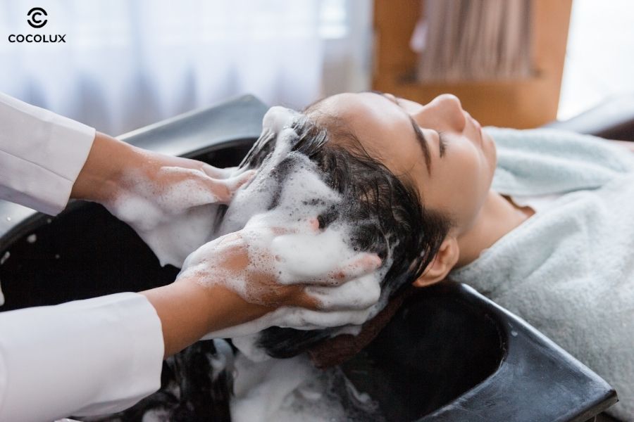 Gội đầu bằng dầu gội phồng t&oacute;c đ&uacute;ng c&aacute;ch sẽ gi&uacute;p m&aacute;i t&oacute;c phồng v&agrave; bồng bềnh hơn