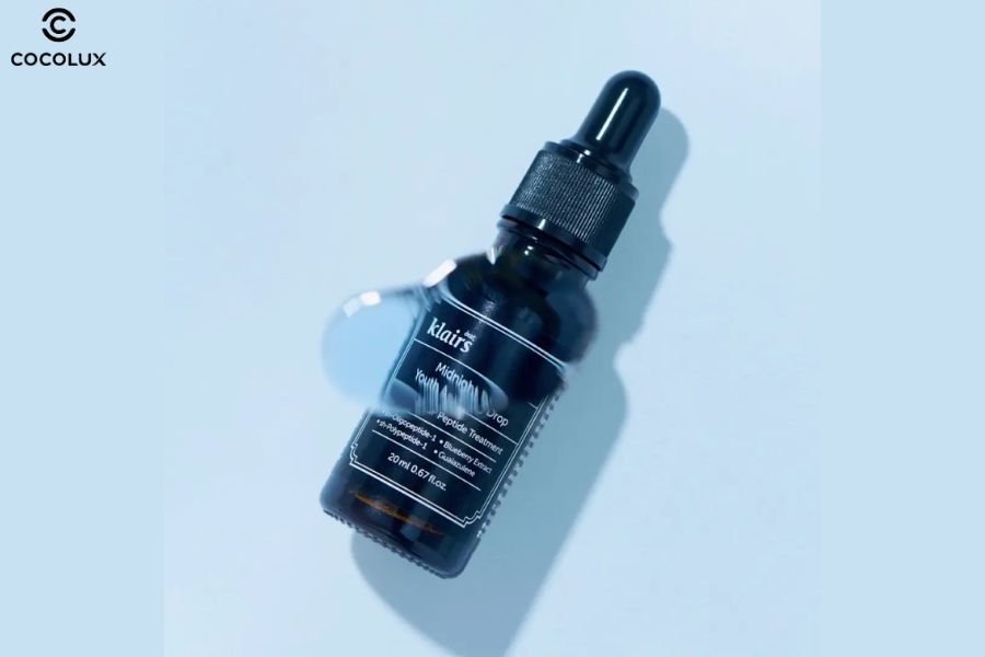 Tinh chất m&agrave;u xanh trong suốt, lỏng nhẹ với c&ocirc;ng thức chống l&atilde;o h&oacute;a mạnh mẽ từ EGF v&agrave; việt quất