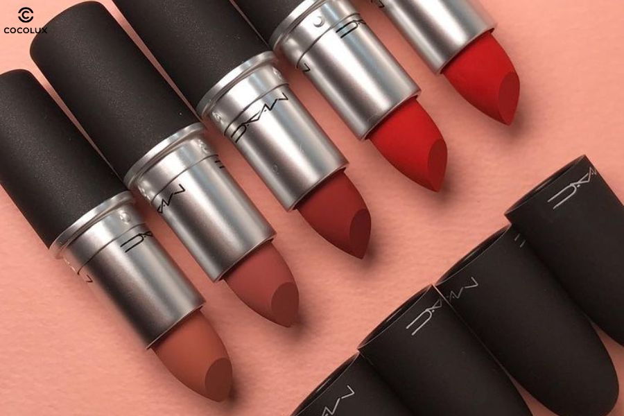 Son MAC thật c&oacute; m&ugrave;i kẹo ngọt nhẹ nh&agrave;ng, dễ chịu, trong khi h&agrave;ng giả thường c&oacute; m&ugrave;i h&oacute;a học nồng gắt kh&oacute; chịu