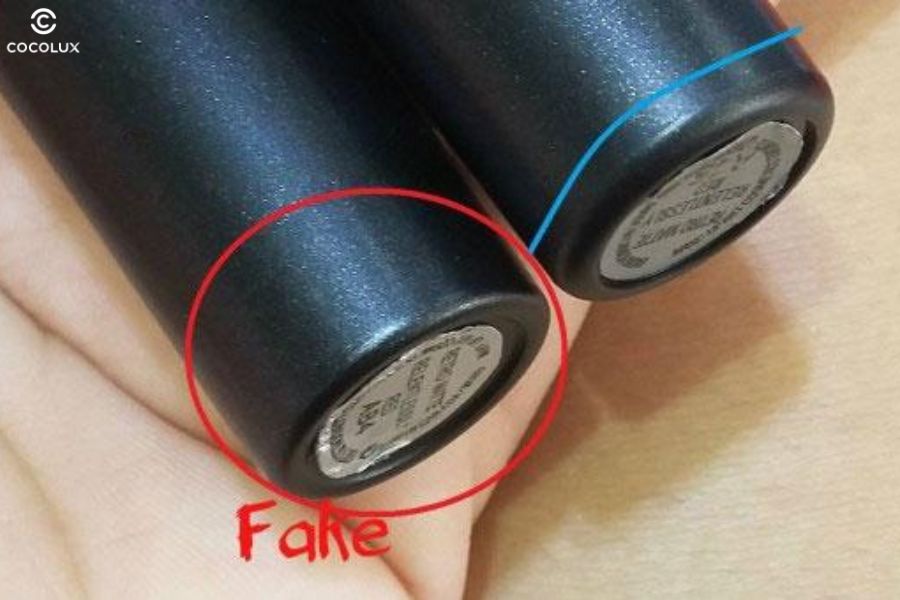 Logo v&agrave; th&ocirc;ng tin đ&aacute;y son MAC thật lu&ocirc;n r&otilde; n&eacute;t, đ&uacute;ng font, in đều, h&agrave;ng giả dễ bị thiếu th&ocirc;ng tin, chữ mờ hoặc in sai