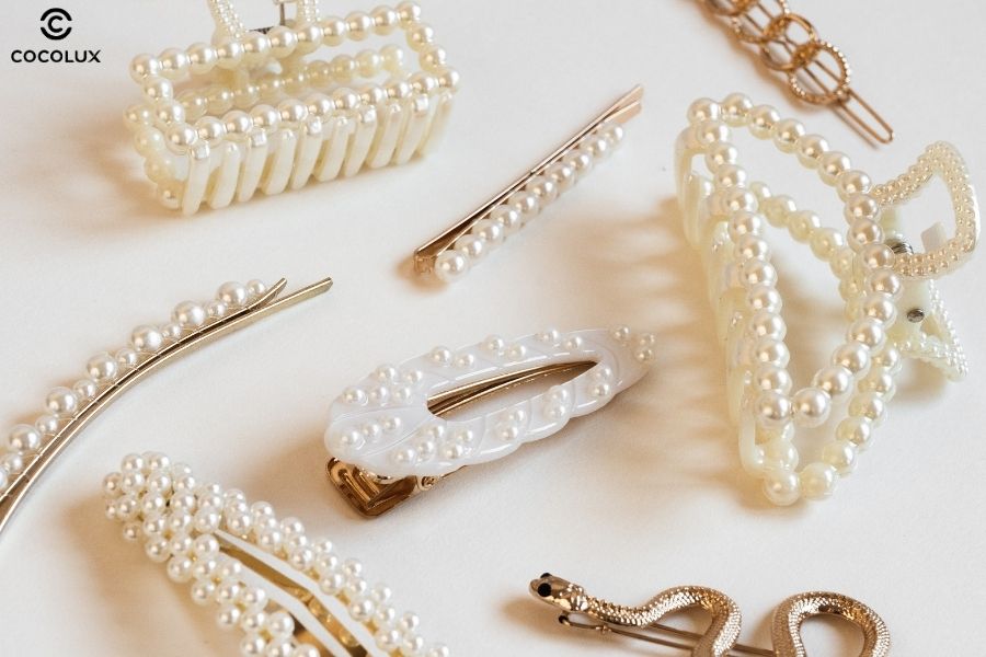 Kẹp tóc ngọc trai mang đến vẻ sang trọng, tinh tế, làm nổi bật mái tóc khi kết hợp với áo dài
