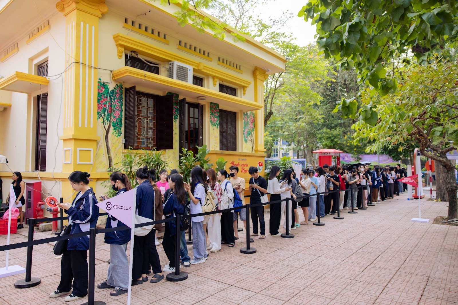 Hàng ngàn sinh viên có mặt từ sáng sớm để chờ tham gia sự kiện cùng Cocolux