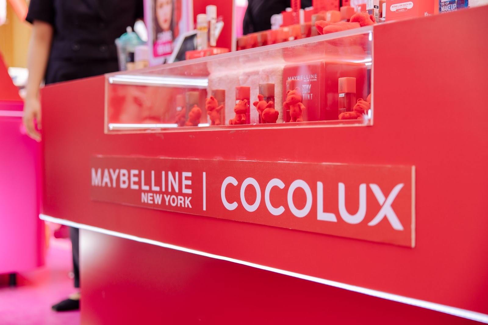 Cocolux phối hợp cùng nhãn hàng Maybelline mang đến 1000 phần quà cho các bạn sinh viên trường NEU trong ba ngày 17, 18, 19/10