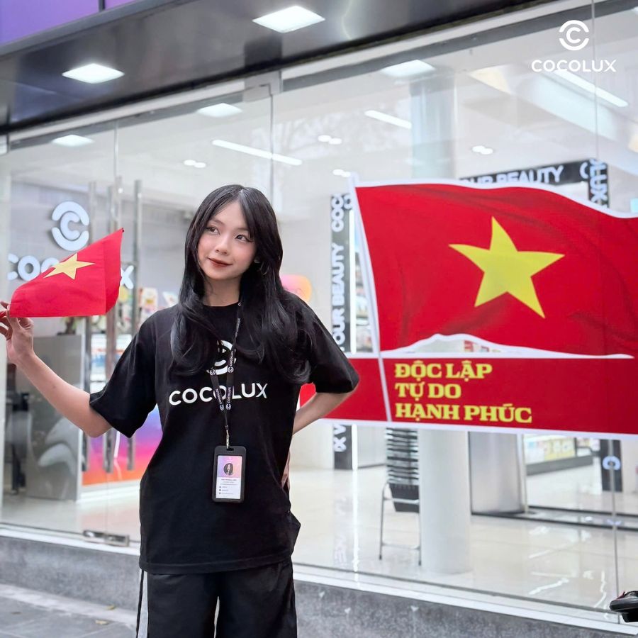 Từ 25-27/4, khách hàng check in tại Cocolux sẽ có cơ hội nhận được set móc khoá "Cờ đỏ sao vàng - Mừng đại lễ"