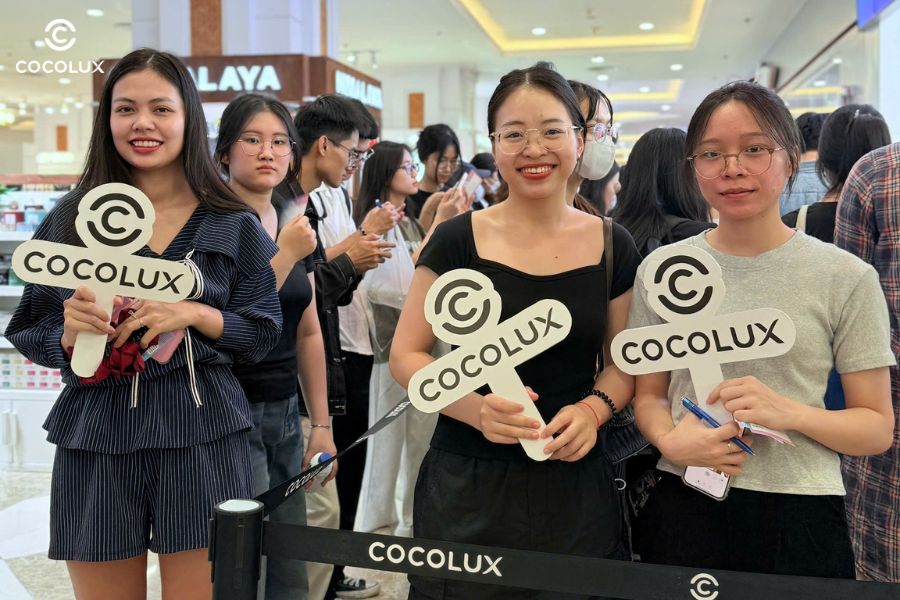 Gương mặt rạng rỡ của các khách hàng chờ đợi xông đất
