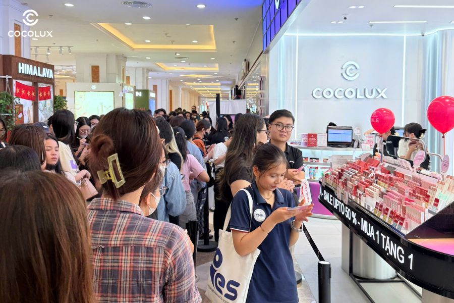 Ngay từ sớm, nhiều khách hàng hàng đã đến sớm xếp hàng đợi xông đất Cocolux Royal City