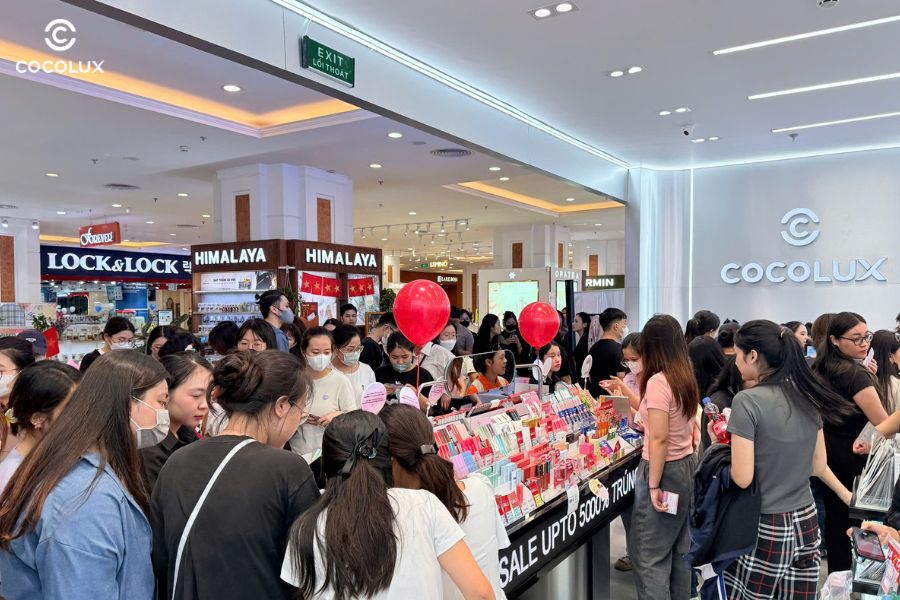 Khách hàng tấp nập ra vào cửa hàng Cocolux Royal City