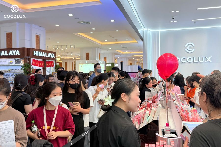 Khách hàng tấp nập ra vào cửa hàng Cocolux Royal City