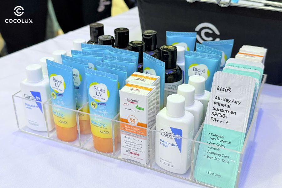 Quà check in miễn phí là những món quà đến từ các thương hiệu nổi tiếng như Eucerin, Cerave, Klairs, Biore, Cocoon,...