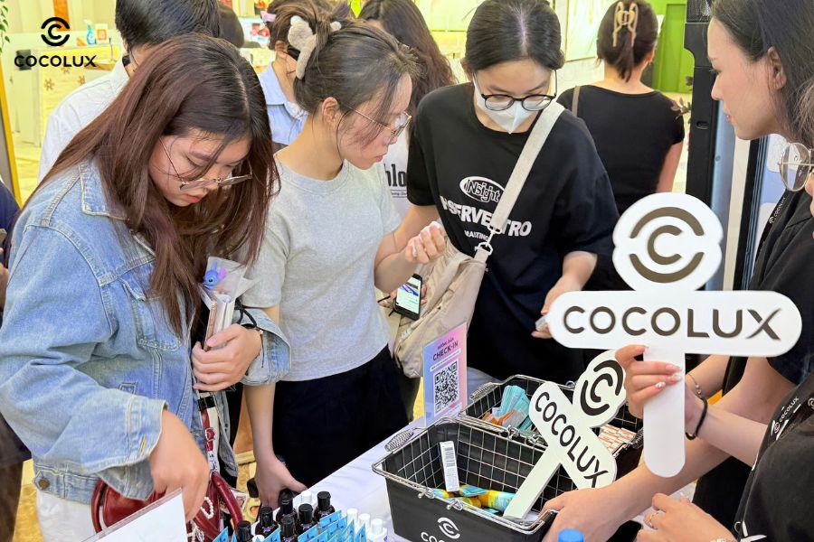 Nhân viên Cocolux hướng dẫn khách hàng check in nhận quà miễn phí không cần phát sinh đơn hàng