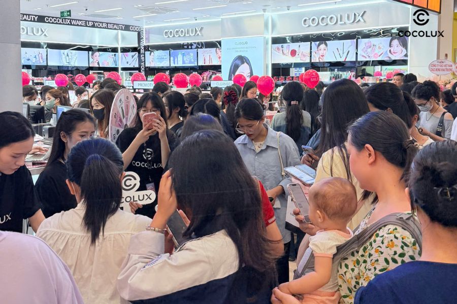 Khách hàng tấp nập ra vào cửa hàng Cocolux Royal City