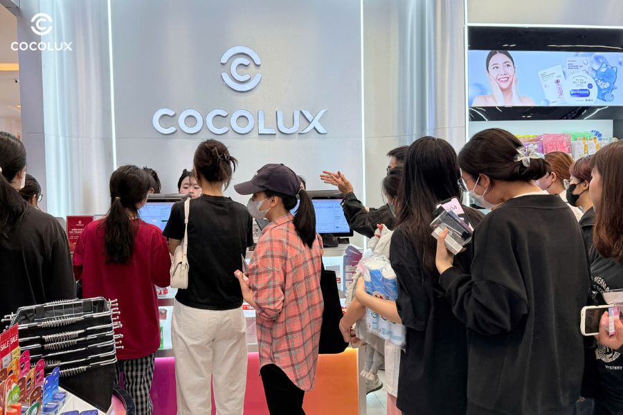 Khách hàng tấp nập ra vào cửa hàng Cocolux Royal City