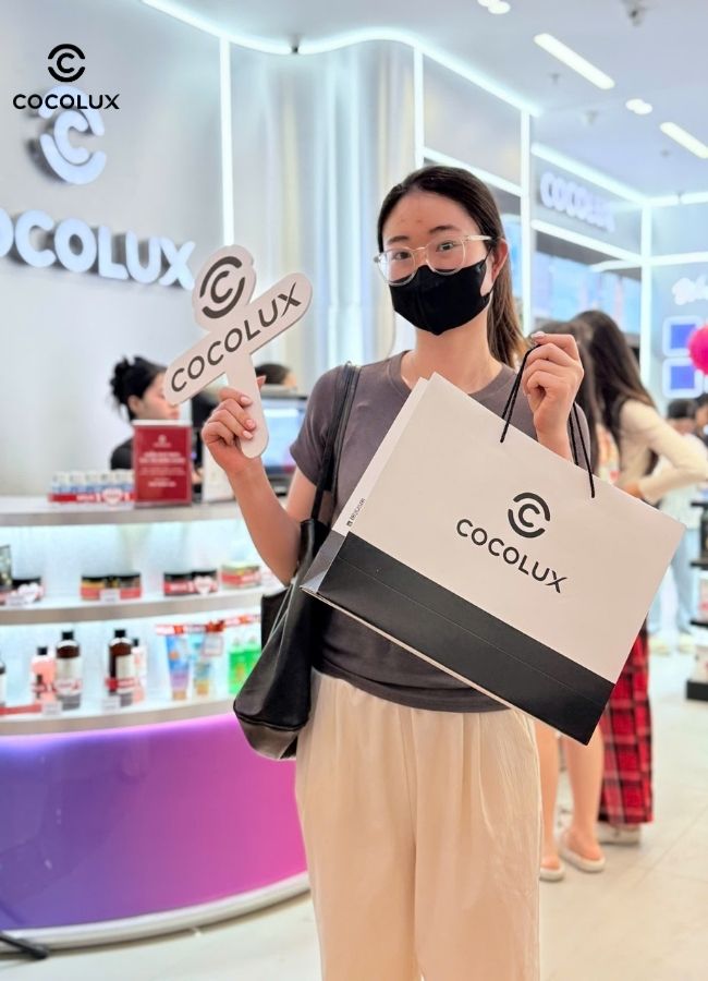 Các khách hàng đến mua sắm check in ngay tại cửa hàng