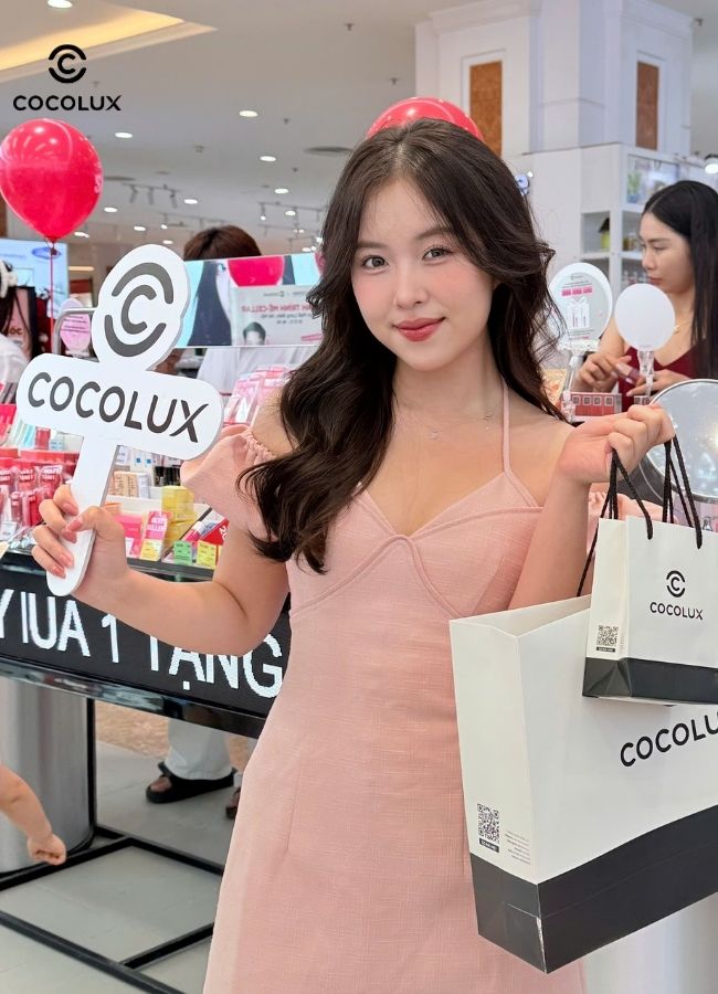 Các khách hàng đến mua sắm check in ngay tại cửa hàng