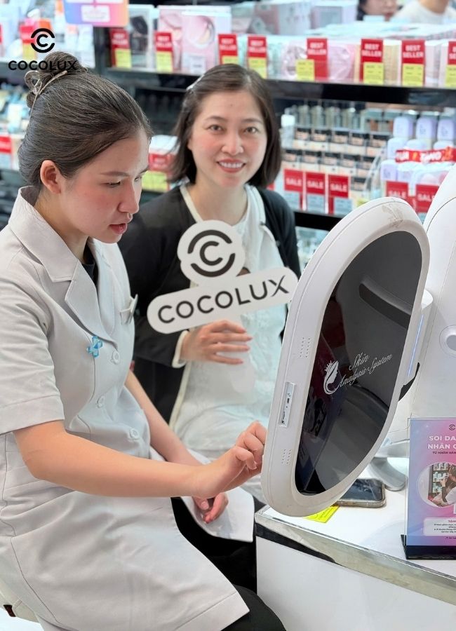 Khách hàng đến soi da miễn phí tại Cocolux Royal City