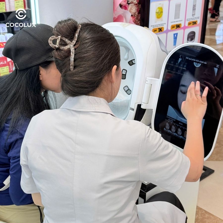 Khách hàng đến soi da miễn phí tại Cocolux Royal City