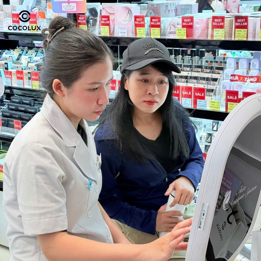 Khách hàng đến soi da miễn phí tại Cocolux Royal City